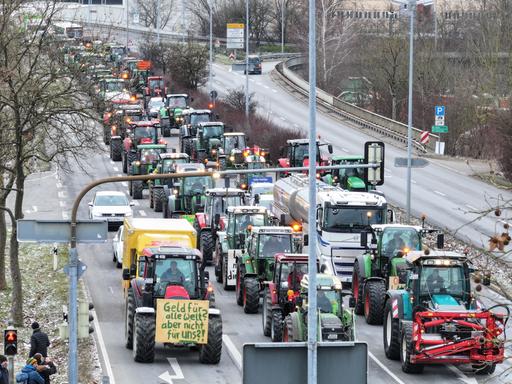 Baden-Württemberg, Ravensburg: Bauern fahren in ihren Traktoren langsam durch die Innenstadt von Ravensburg und lassen kein Fahrzeug überholen. 