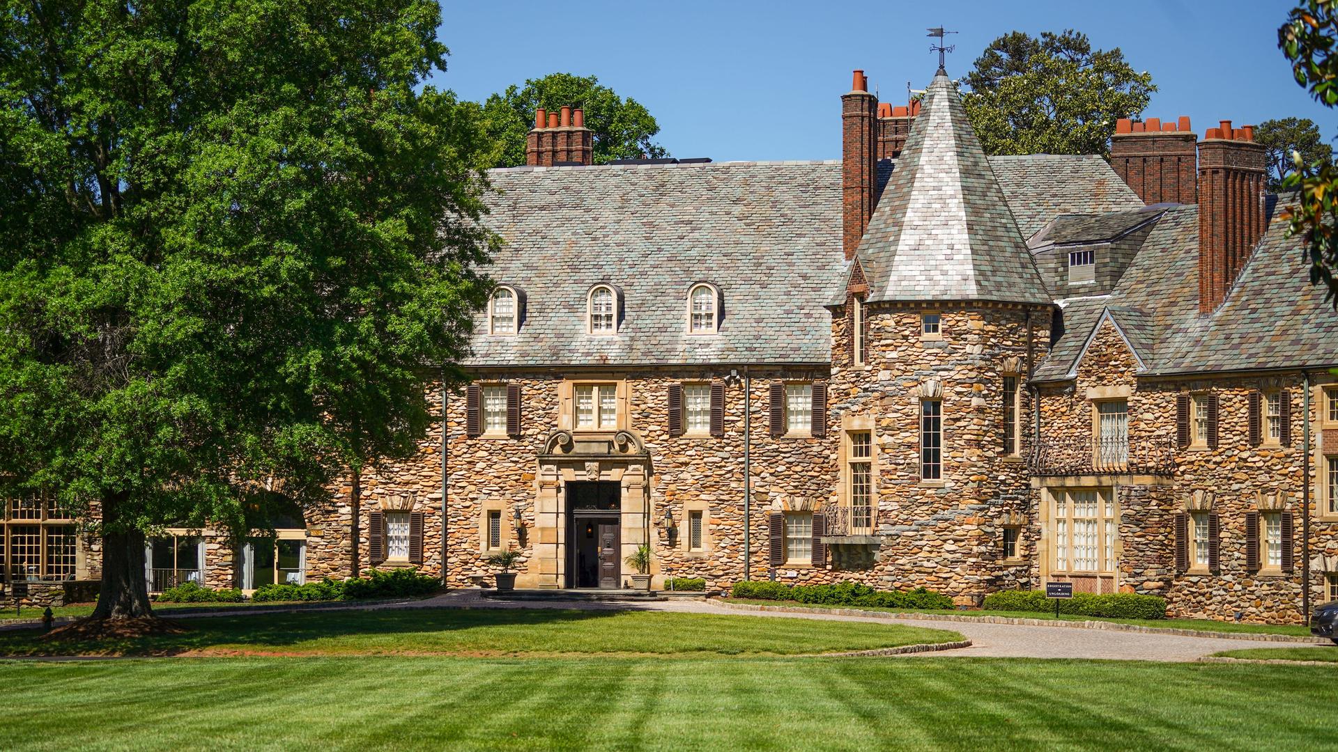 Das schlossähnliche Hotel Graylyn Estate mit großer Parkanlage. 