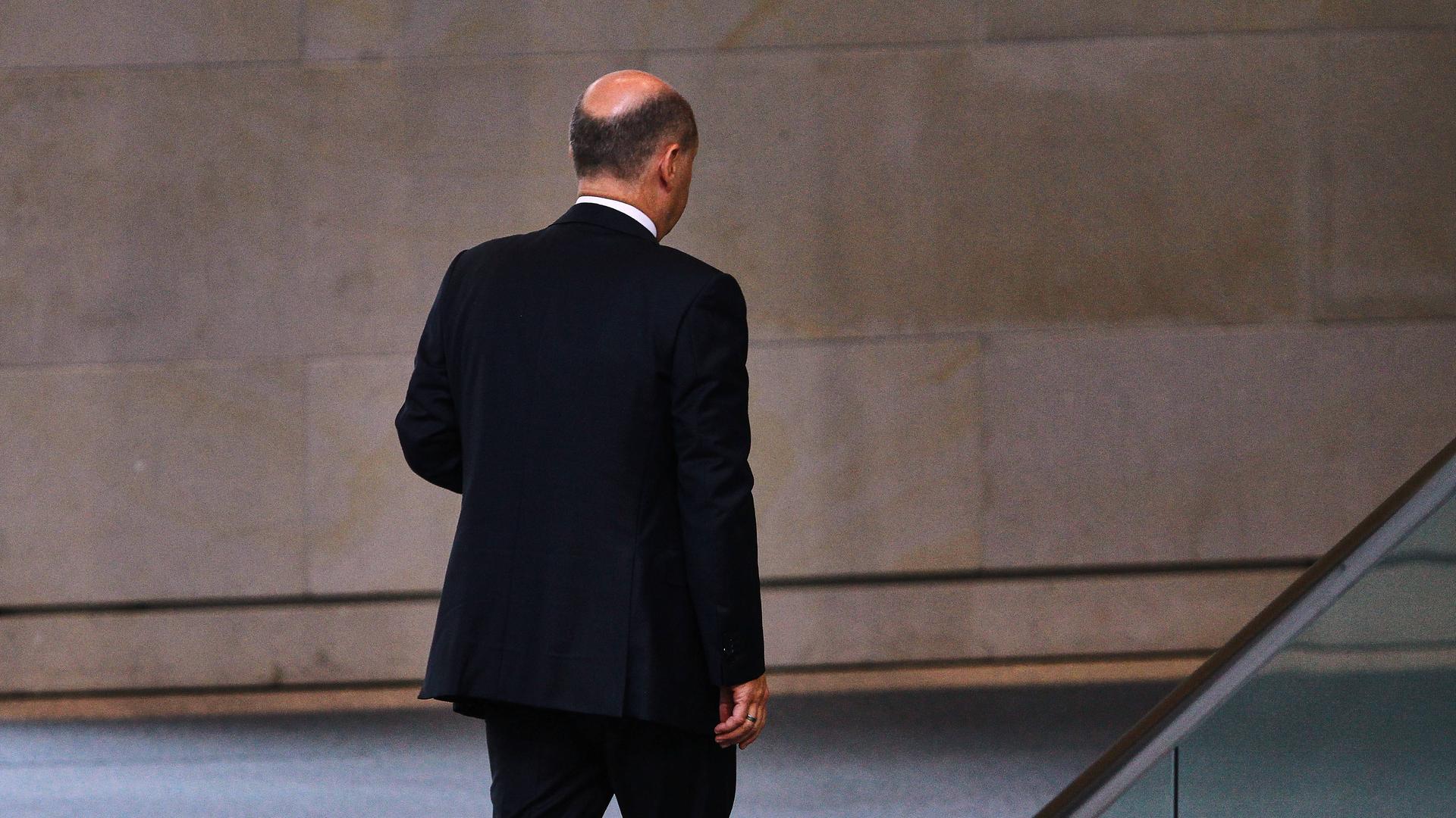 Berlin, Deutschland, 12.09.2024: Olaf Scholz von hinten