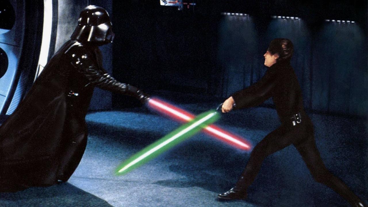 Filmszene von 1983: Darth Vader & Luke Skywalker, Vater und Sohn, kämpfen mit ihren Lichtschwertern gegeneinander. Aus: "Star Wars - Die Rückkehr der Jedi-Ritter".