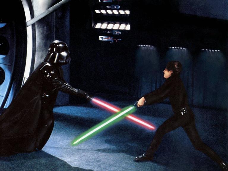 Filmszene von 1983: Darth Vader & Luke Skywalker, Vater und Sohn, kämpfen mit ihren Lichtschwertern gegeneinander. Aus: "Star Wars - Die Rückkehr der Jedi-Ritter".