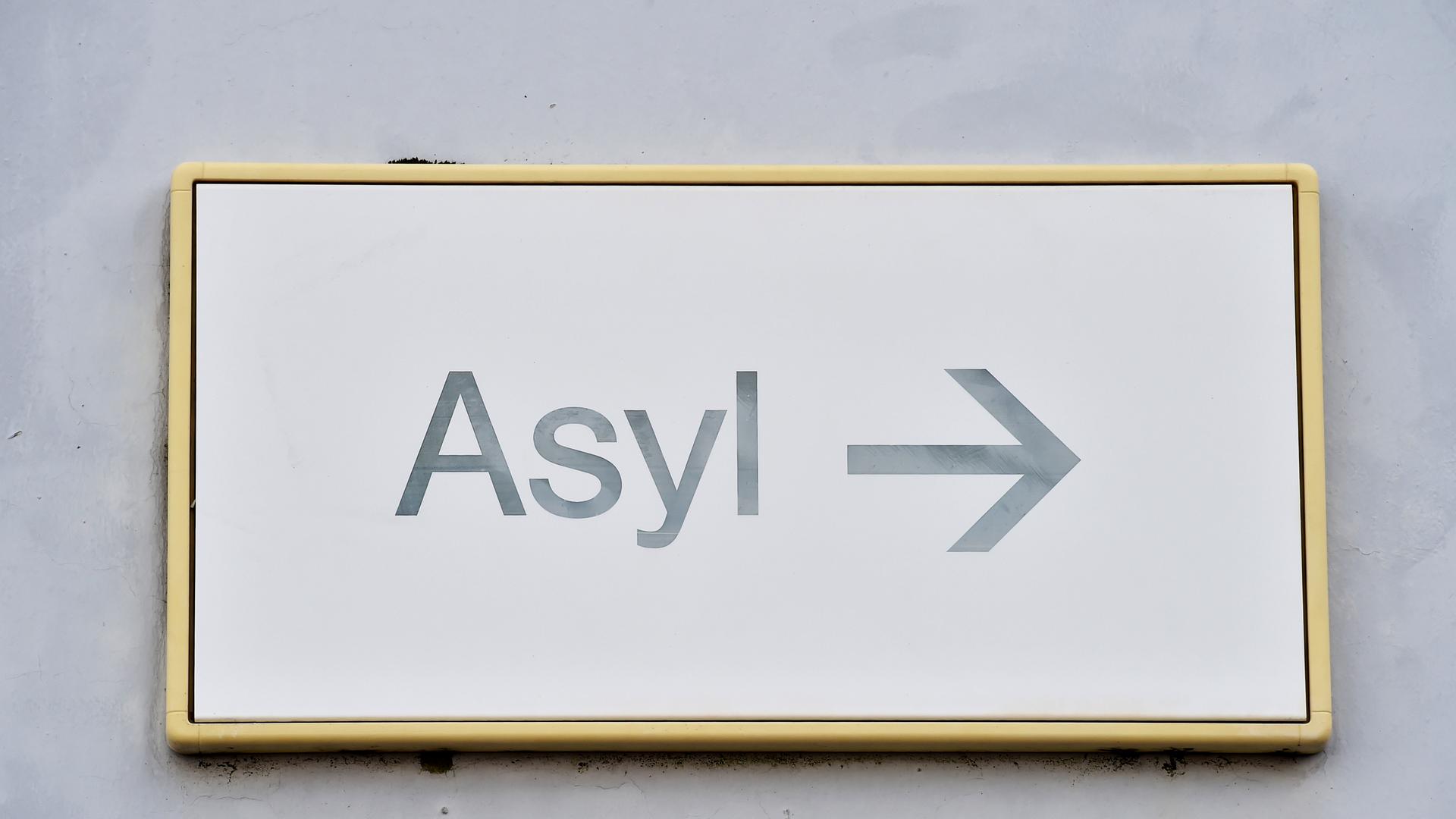 Ein Schild mit der Aufschrift «Asyl» hängt an der Wand.