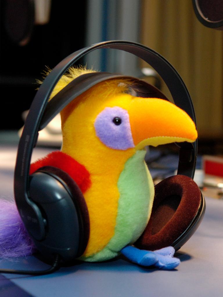 Der Kakadu als Plüschtier mit Kopfhörern.
