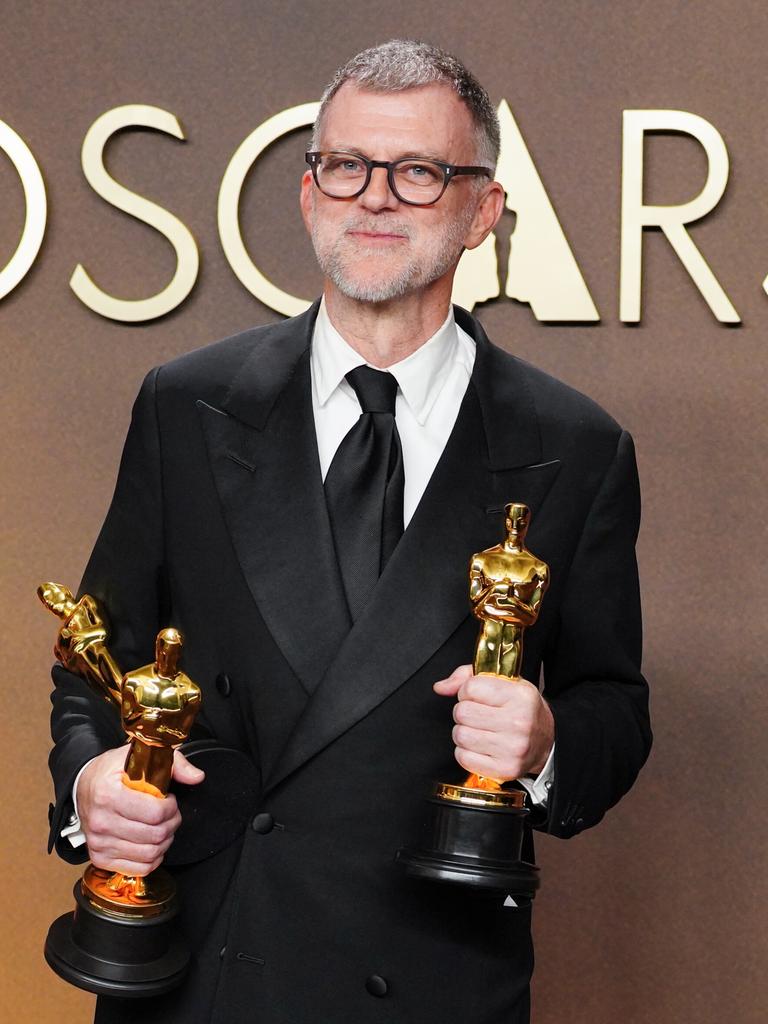 Regisseur Paul Thomas Anderson steht bei der Oscarverleihung mit zwei goldenen Trophäen in den Händen auf der Bühne. 