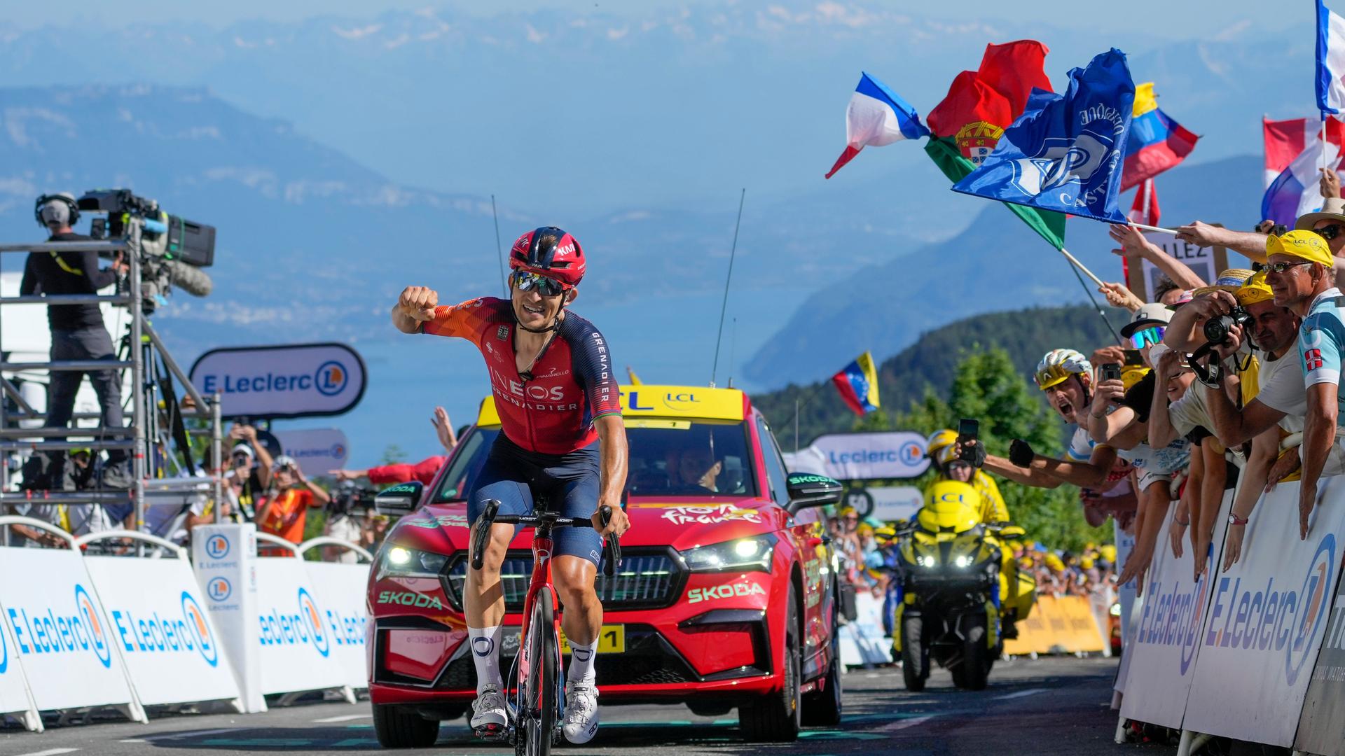 Michal Kwiatkowski überquert die Ziellinie auf dem Col du Grand Colombier.