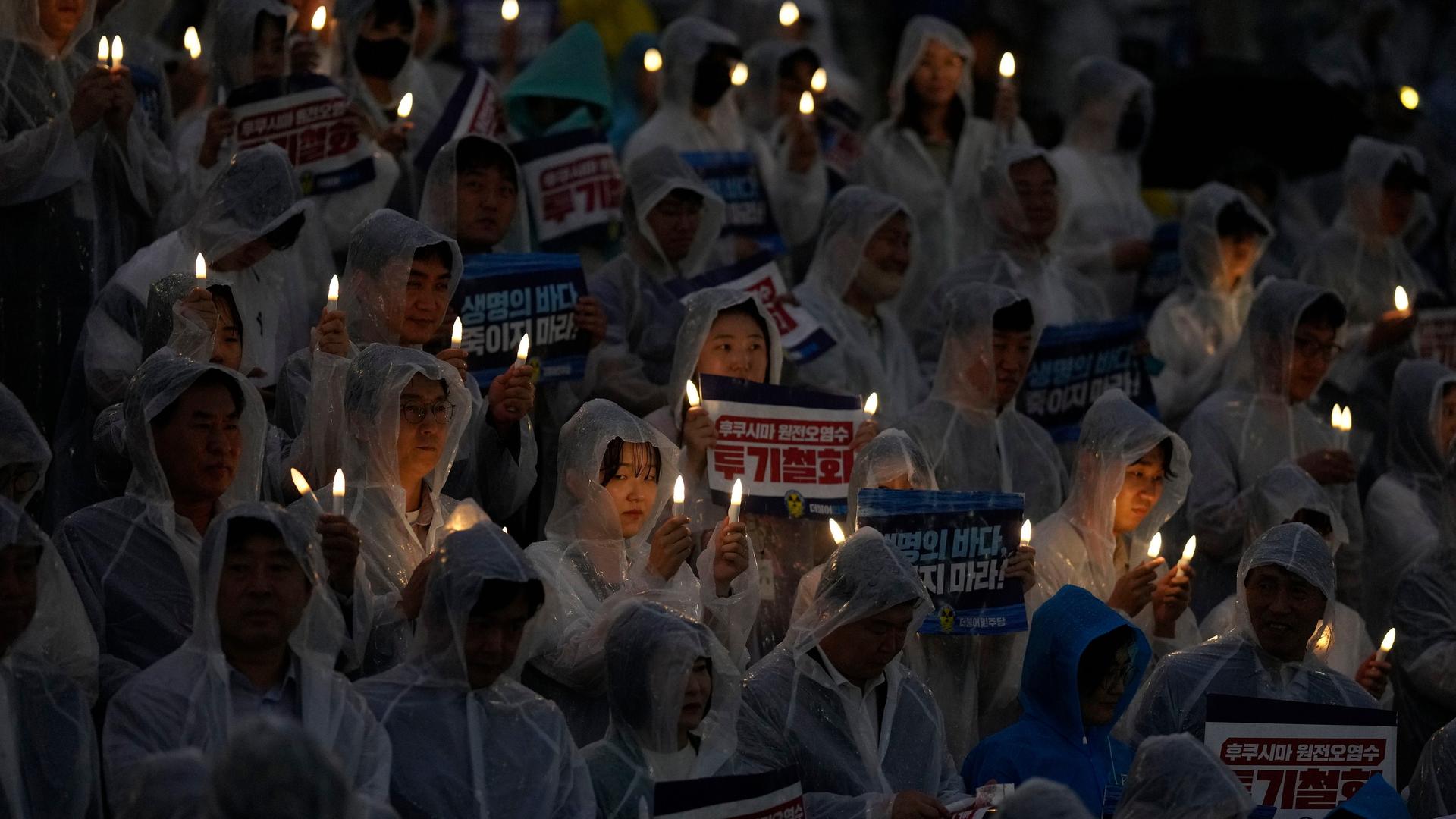 Seoul: Mitglieder und Anhänger der größten oppositionellen Demokratischen Partei Südkoreas halten während einer Kundgebung elektronische Kerzen, um die Rücknahme der Entscheidung der japanischen Regierung zu fordern, aufbereitetes radioaktives Wasser aus dem havarierten Atomkraftwerk Fukushima ins Meer zu leiten.