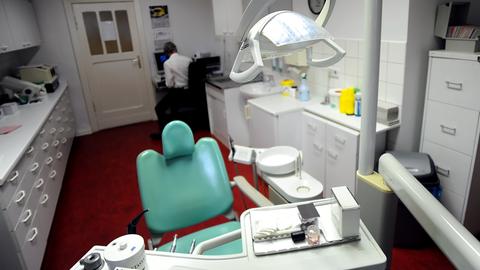 Blick in einen Behandlungsraum einer Arztpraxis für Obdachlose der MUT Gesellschaft für Gesundheit mbH in Berlin.