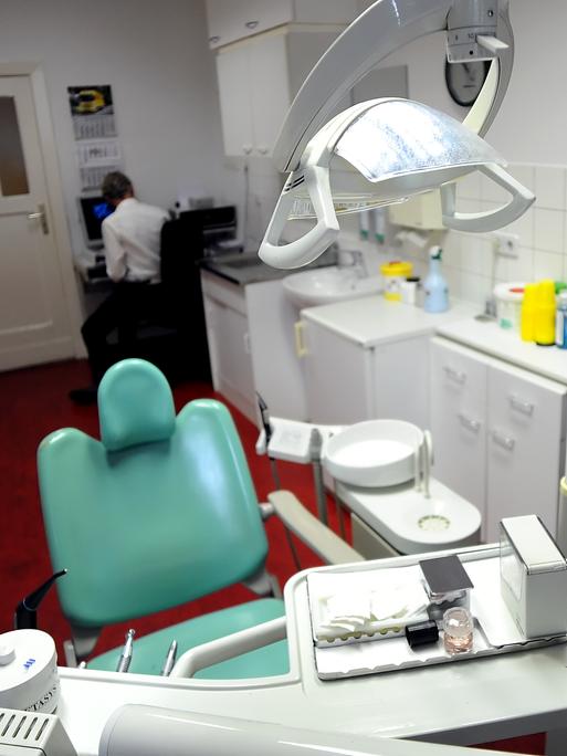 Blick in einen Behandlungsraum einer Arztpraxis für Obdachlose der MUT Gesellschaft für Gesundheit mbH in Berlin.