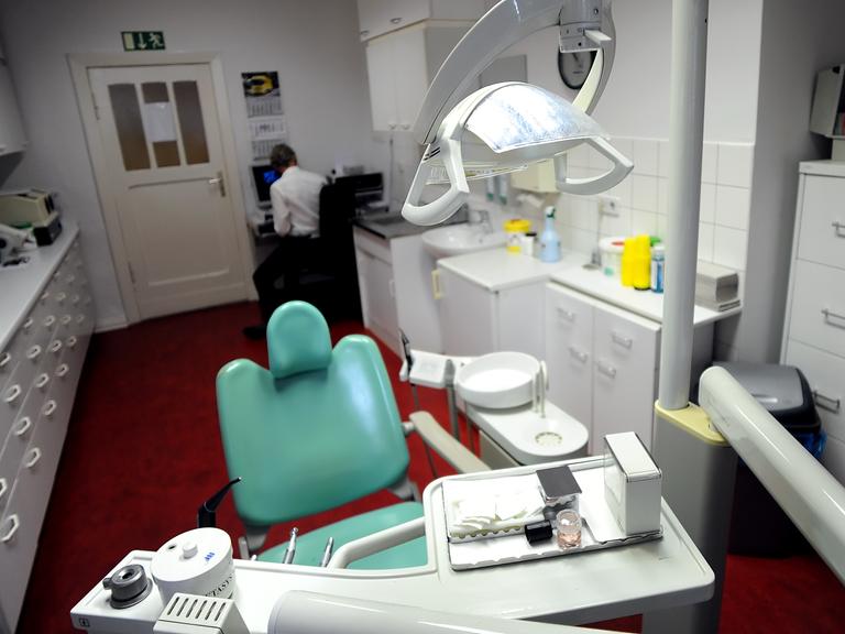 Blick in einen Behandlungsraum einer Arztpraxis für Obdachlose der MUT Gesellschaft für Gesundheit mbH in Berlin.