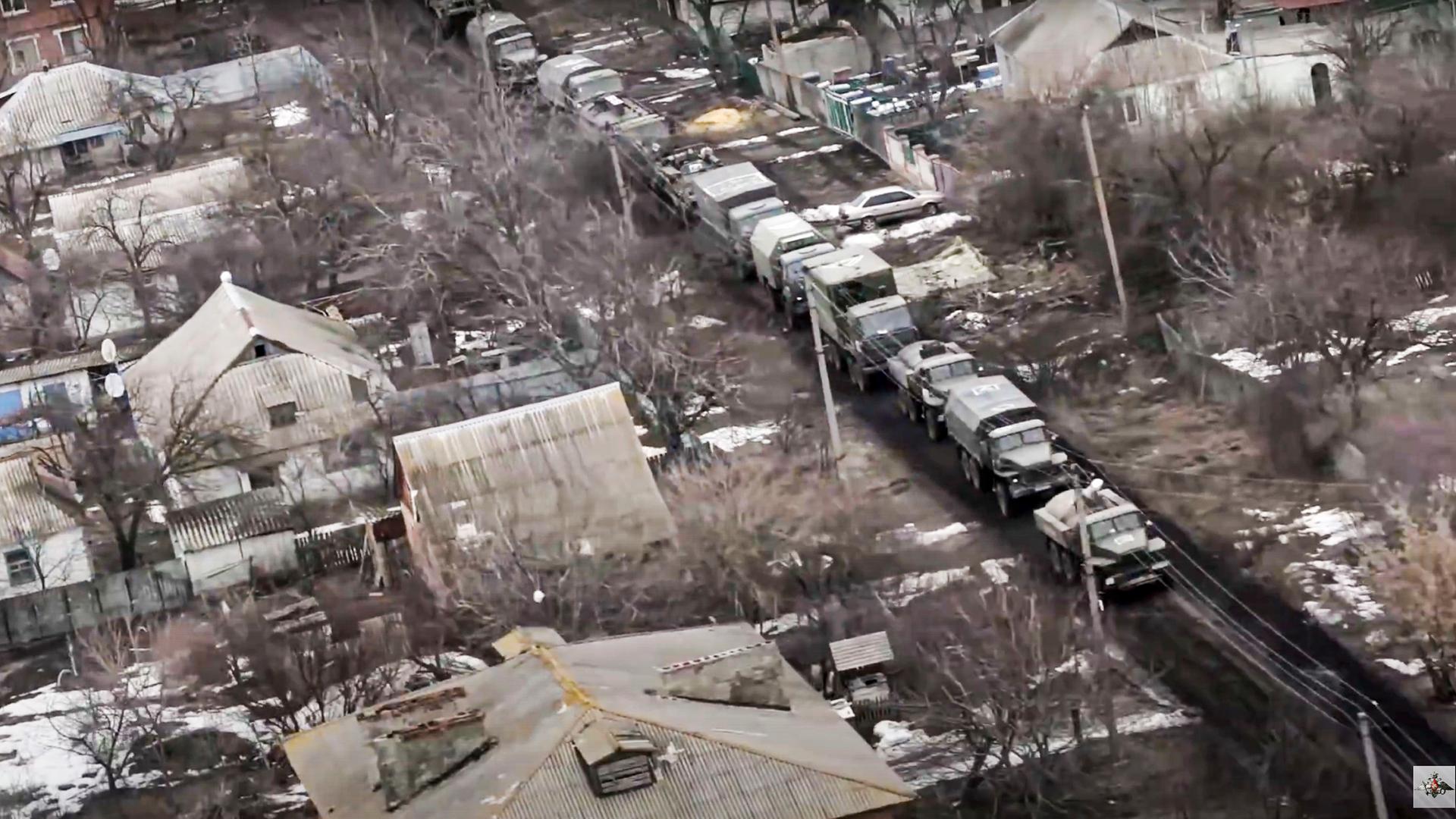 Der russische Militärkonvoi fährt durch eine Kleinstadt in der Ukraine. Der russische Militärkonvoi fährt durch eine Kleinstadt in der Ukraine.