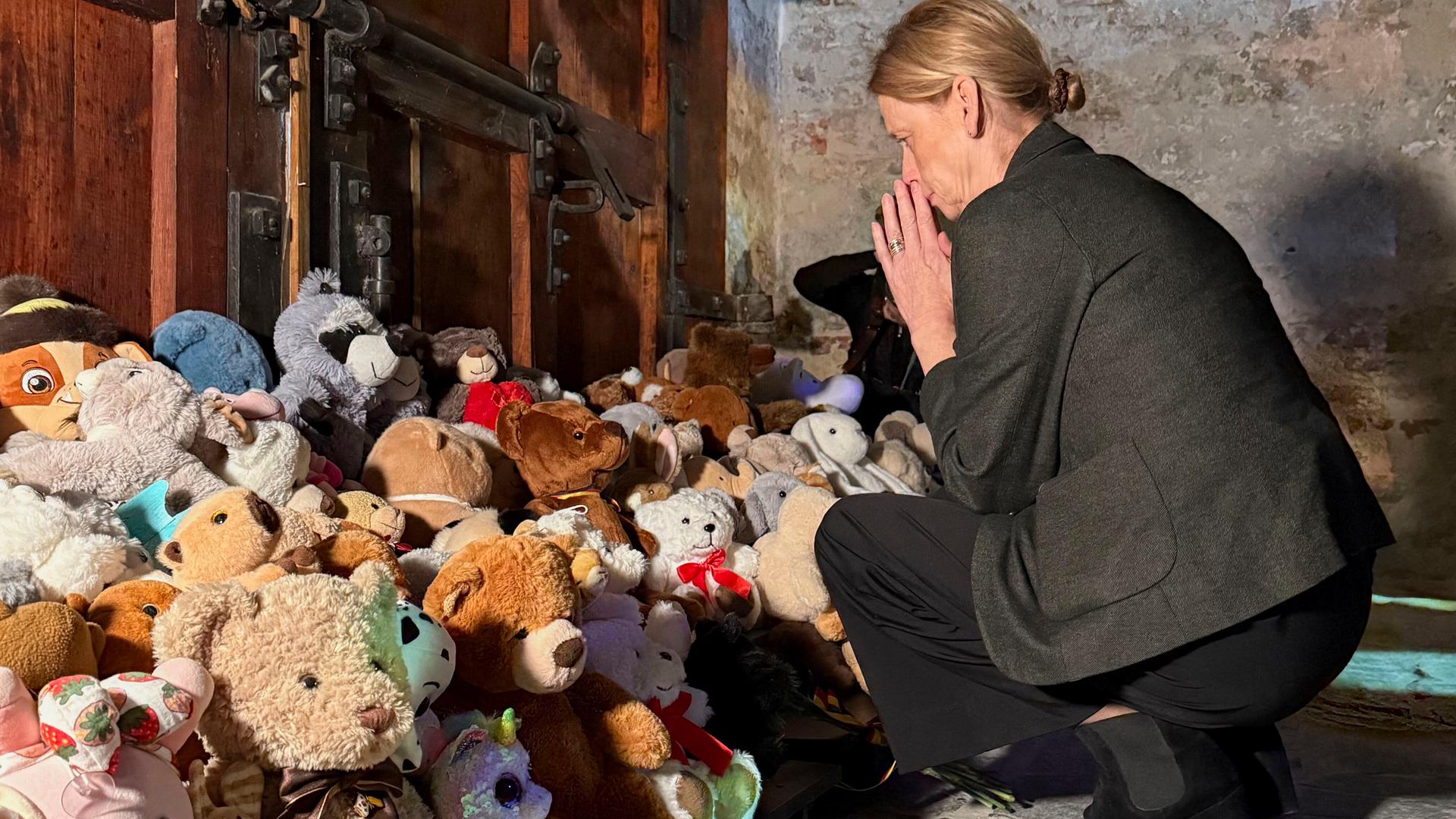 Familienministerin Karin Prien geht am Gedenkort für die im russischen Angriffskrieg gegen die Ukraine getöteten Kinder in Kiew in die Hocke. Familienministerin Karin Prien geht am Gedenkort für die im russischen Angriffskrieg gegen die Ukraine getöteten Kinder in Kiew in die Hocke.