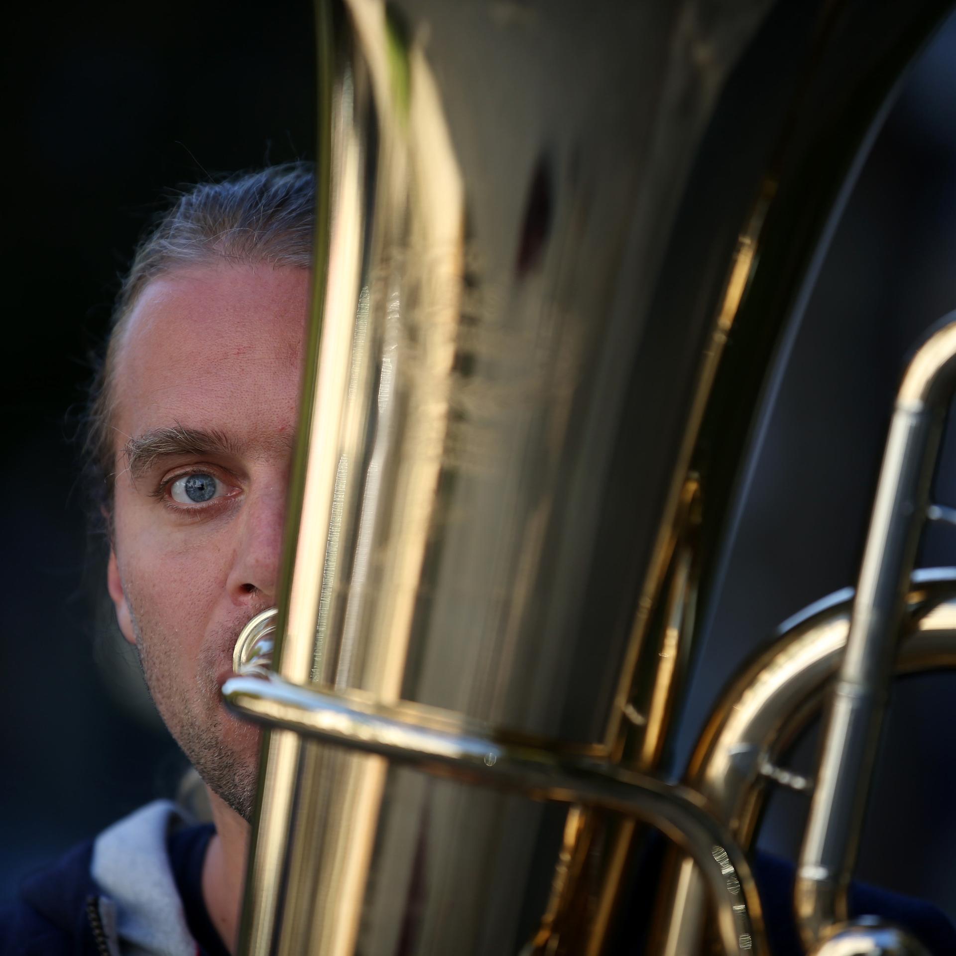 Andreas M. Hofmeir - Der Professor, der barfuß Tuba spielt
