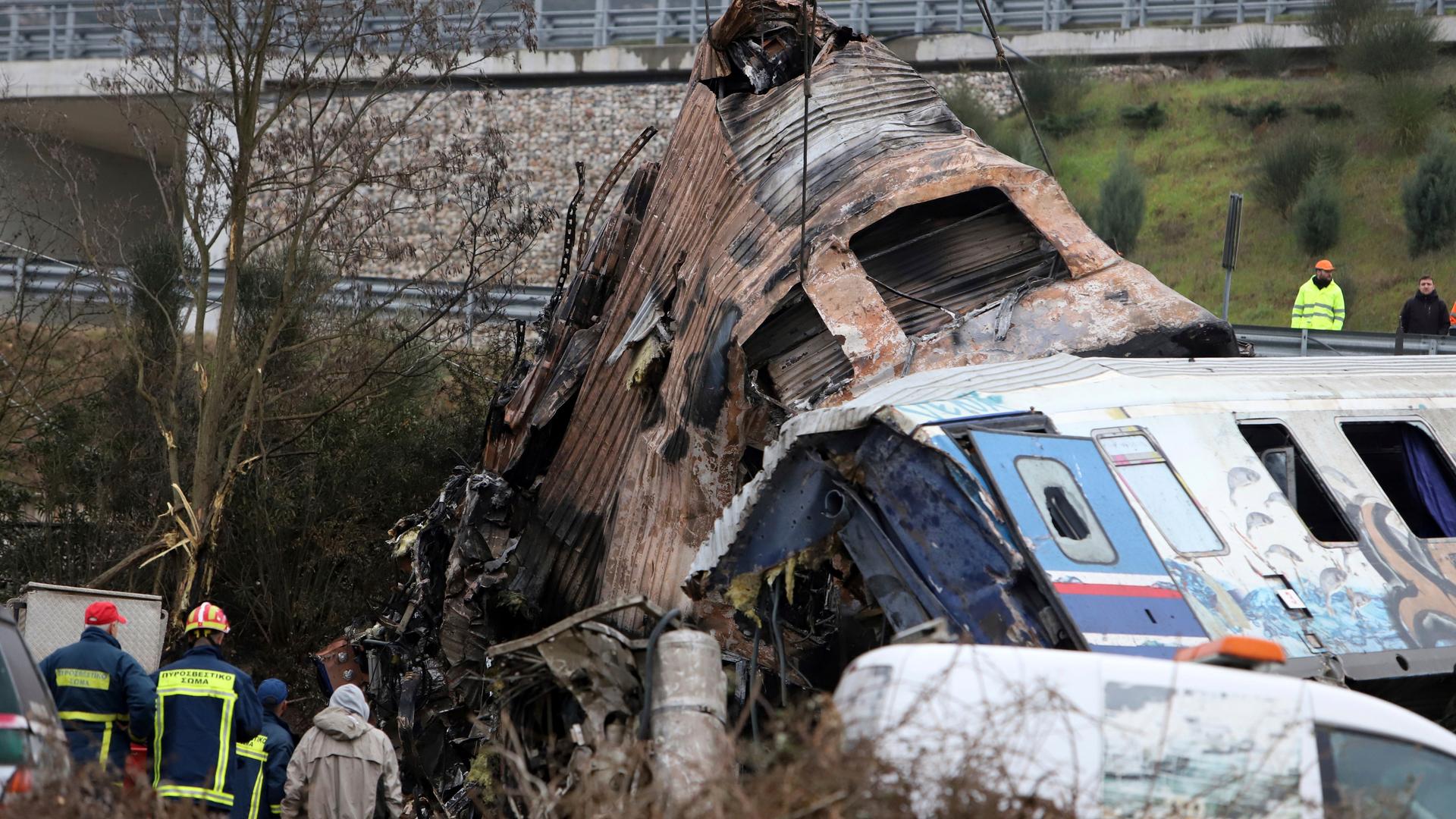 Kräne heben in Griechenland Trümmer nach der Kollision zweier Züge von den Gleisen.