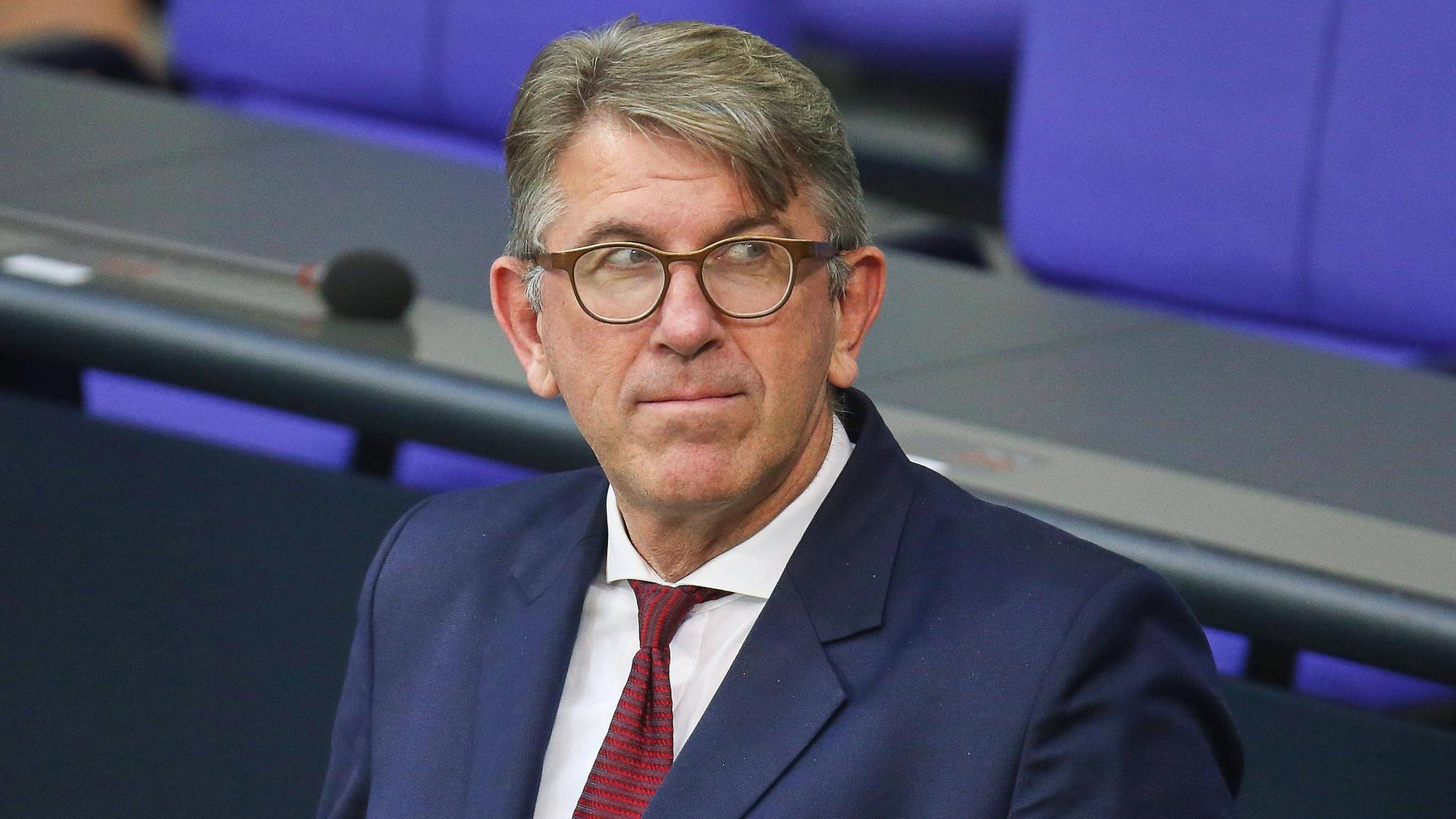 Wolfram Weimer steht im Sitzungssaal des Deutschen Bundestages und blickt gespannt zur Seite. Wolfram Weimer steht im Sitzungssaal des Deutschen Bundestages und blickt gespannt zur Seite.