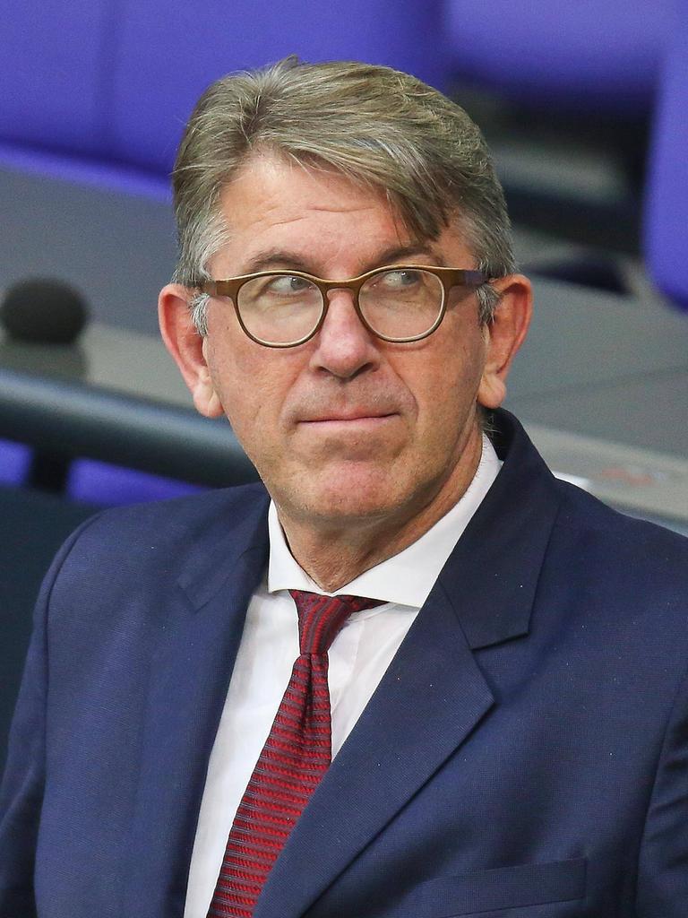 Wolfram Weimer steht im Sitzungssaal des Deutschen Bundestages und blickt gespannt zur Seite.