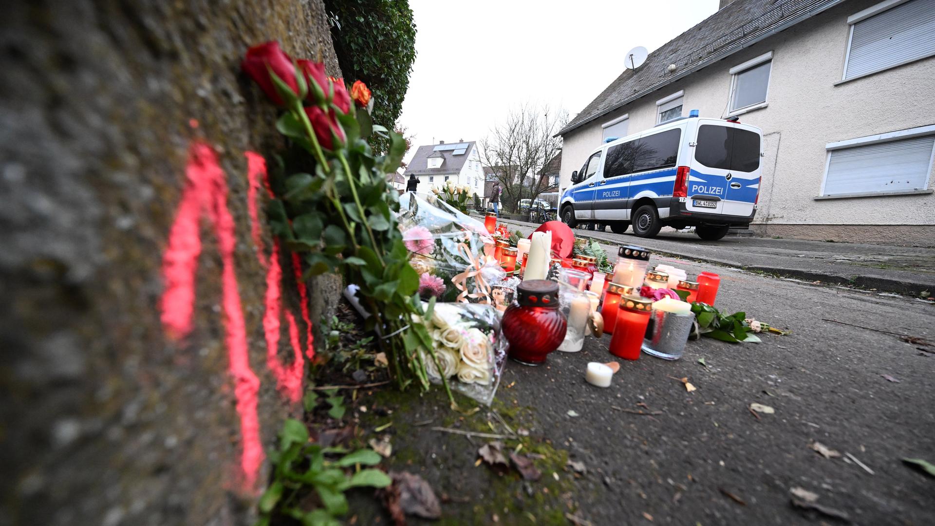 Kerzen und Blumen stehen an einem Tatort, an dem am Tag zuvor zwei Mädchen von einem Mann mit einem Messer angegriffen wurden.