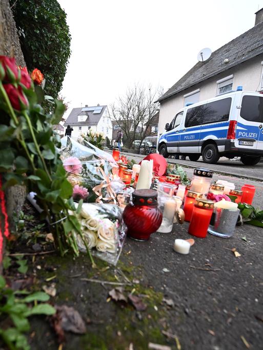Kerzen und Blumen stehen an einem Tatort, an dem am Tag zuvor zwei Mädchen von einem Mann mit einem Messer angegriffen wurden.