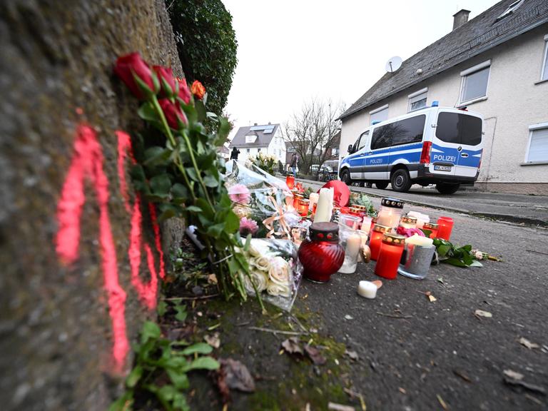 Kerzen und Blumen stehen an einem Tatort, an dem am Tag zuvor zwei Mädchen von einem Mann mit einem Messer angegriffen wurden.