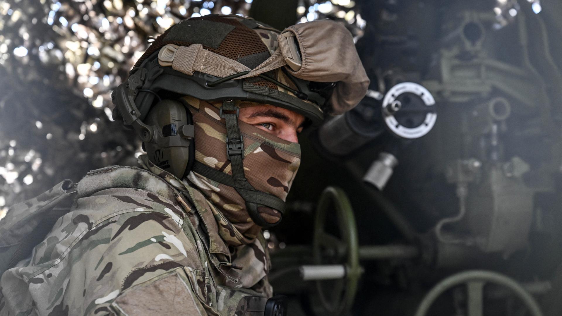 Ein ukrainischer Soldat wartet mit seiner Artillerieeinheit  auf den Kampfeinsatz.