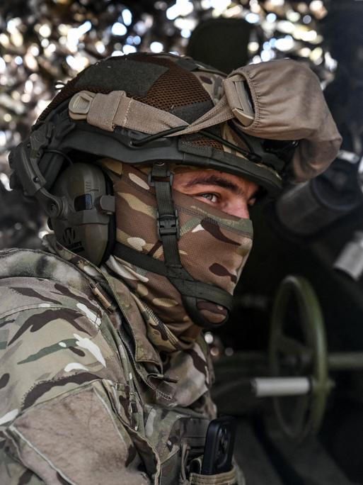 Ein ukrainischer Soldat wartet mit seiner Artillerieeinheit  auf den Kampfeinsatz.