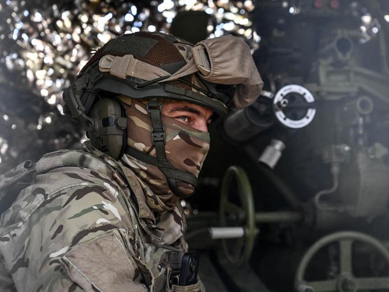 Ein ukrainischer Soldat wartet mit seiner Artillerieeinheit  auf den Kampfeinsatz.