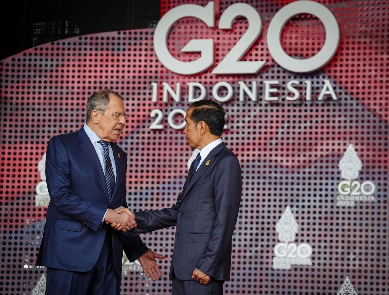 Sergej Lawrow, Außenminister von Russland, wird von Joko Widodo, Präsident von Indonesien, beim G20-Gipfel empfangen. Die Gruppe der G20, der stärksten Industrienationen und aufstrebenden Volkswirtschaften, kommt für zwei Tage auf der indonesischen Insel Bali zusammen.