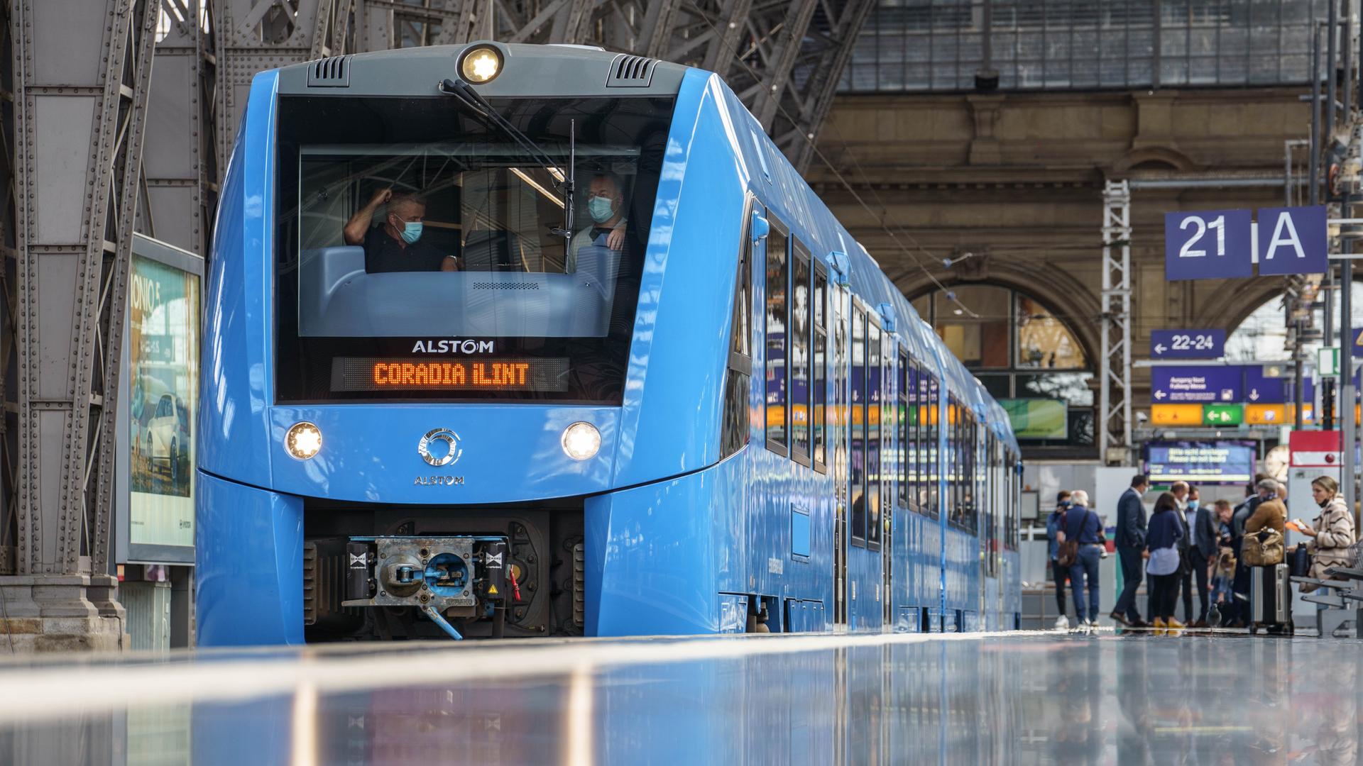 Ein Vorserienzug des neuen Wasserstoffzugs des Typs Coradia iLint steht am Morgen im Frankfurter Hauptbahnhof. Ein Vorserienzug des neuen Wasserstoffzugs des Typs Coradia iLint steht am Morgen im Frankfurter Hauptbahnhof.