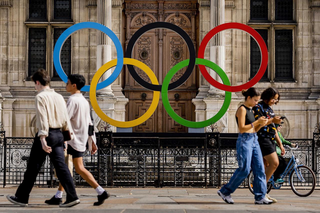 Die Olympischen Ringe vor dem Hôtel de ville de Paris, dem Pariser Rathaus