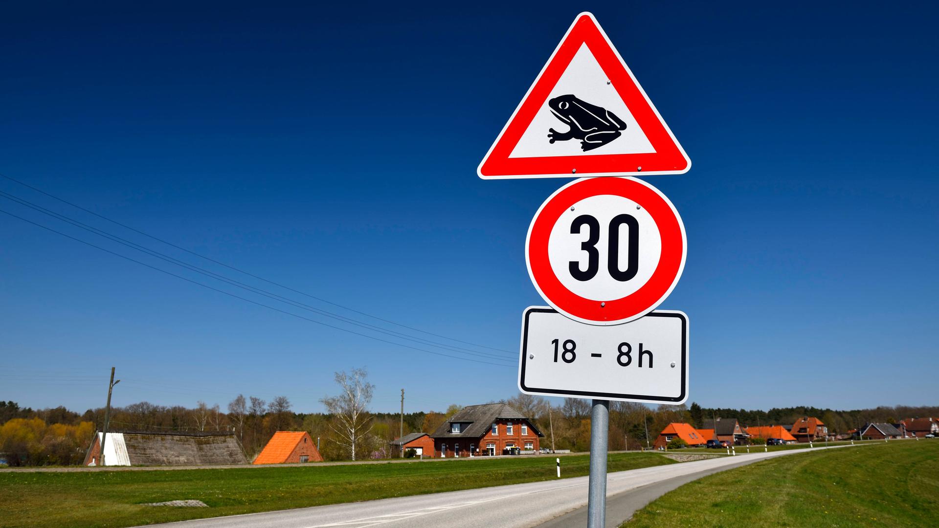 Verkehrsschild Achtung Krötenwanderung und Tempolimit am Altengammer Hauptdeich in Hamburg, Deutschland 