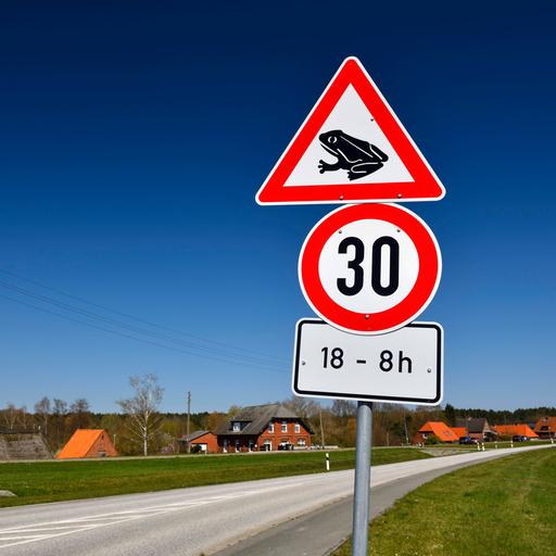 Verkehrsschild Achtung Krötenwanderung und Tempolimit am Altengammer Hauptdeich in Hamburg, Deutschland 