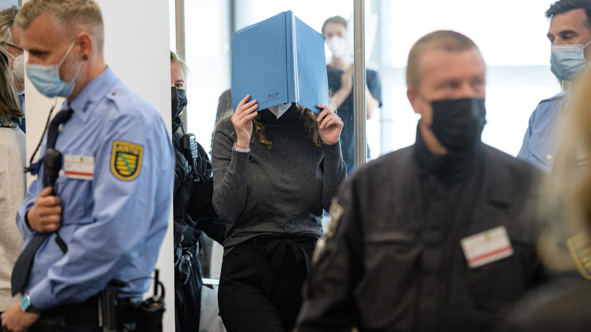 Die Angeklagte Lina E. wird zum Prozessauftakt in den Gerichtssaal in Dresden, Sachsen geführt. 08.09.2021