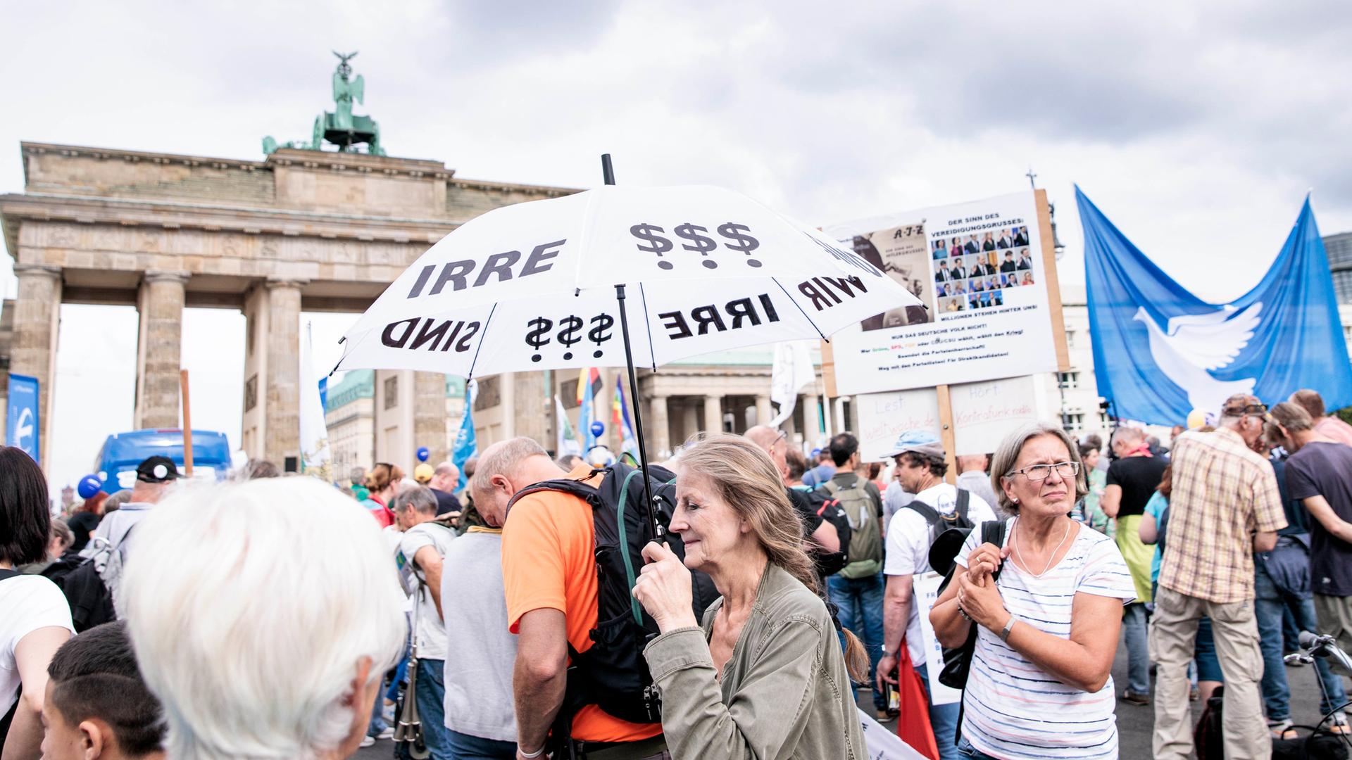 Teilnehmer einer Kundgebung der Initiative "Wir sind Viele" demonstrieren vor dem Brandenburger Tor in Berlin.