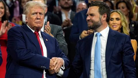 Milwaukee: Der republikanische Präsidentschaftskandidat und ehemalige US-Präsident Donald Trump und der republikanische Vizepräsidentschaftskandidat J.D. Vance nehmen an der Republican National Convention teil. Sie schütteln sich die Hände.