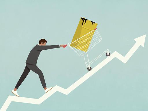 Illustration eines Geschäftsmannes, der unter sichtlicher Anstrengung ein Ölfass in einem Einkaufswagen einen steigenden Graph hinaufschiebt
