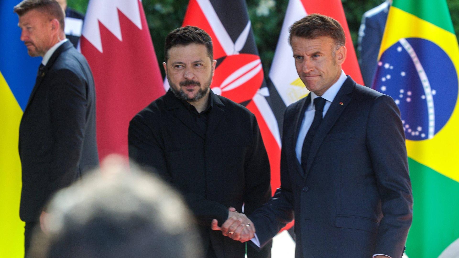 Der ukrainische Präsident Selenskyj und der französische Präsident Macron auf dem G7-Gipfel in Evian in Frankreich Der ukrainische Präsident Selenskyj und der französische Präsident Macron auf dem G7-Gipfel in Evian in Frankreich