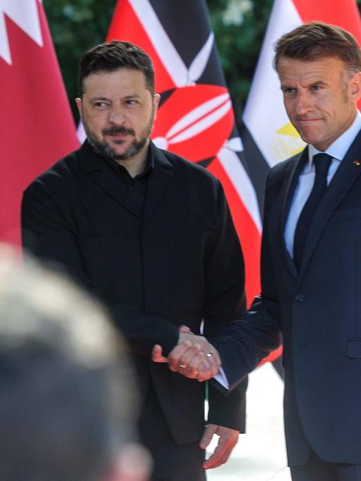 Der ukrainische Präsident Selenskyj und der französische Präsident Macron auf dem G7-Gipfel in Evian in Frankreich