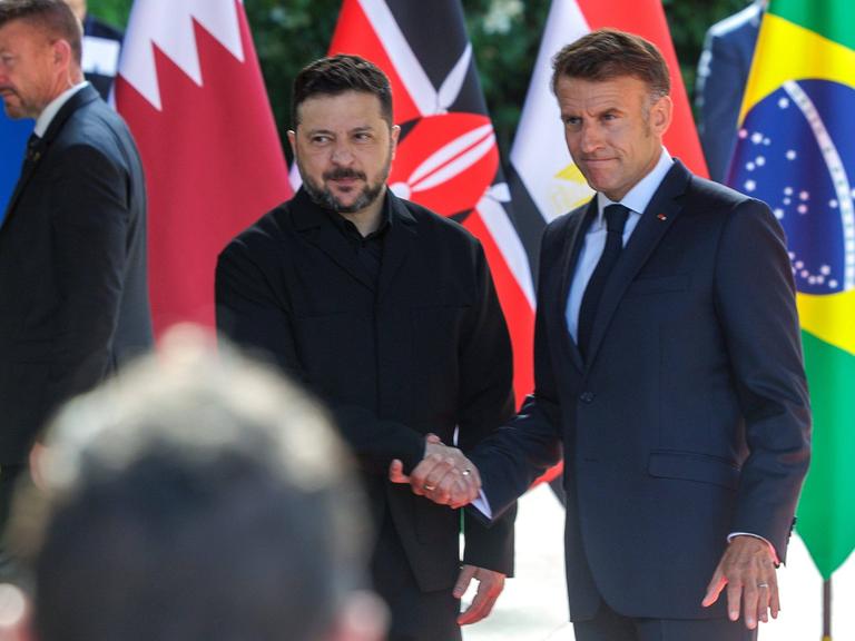 Der ukrainische Präsident Selenskyj und der französische Präsident Macron auf dem G7-Gipfel in Evian in Frankreich
