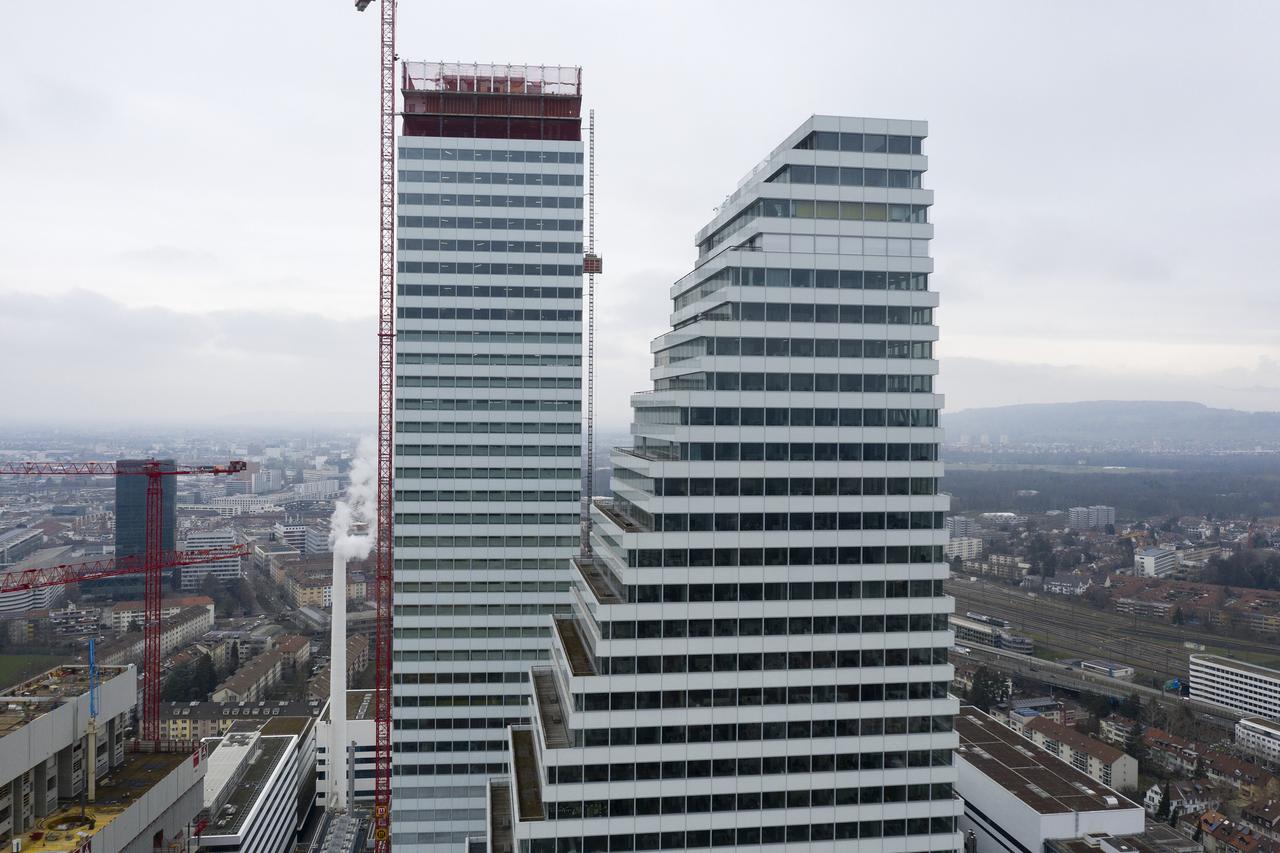 Blick auf die Bürohochhäuser der Architekten Herzog & de Meuron des Schweizer Pharmakonzerns Hoffmann-La Roche.
