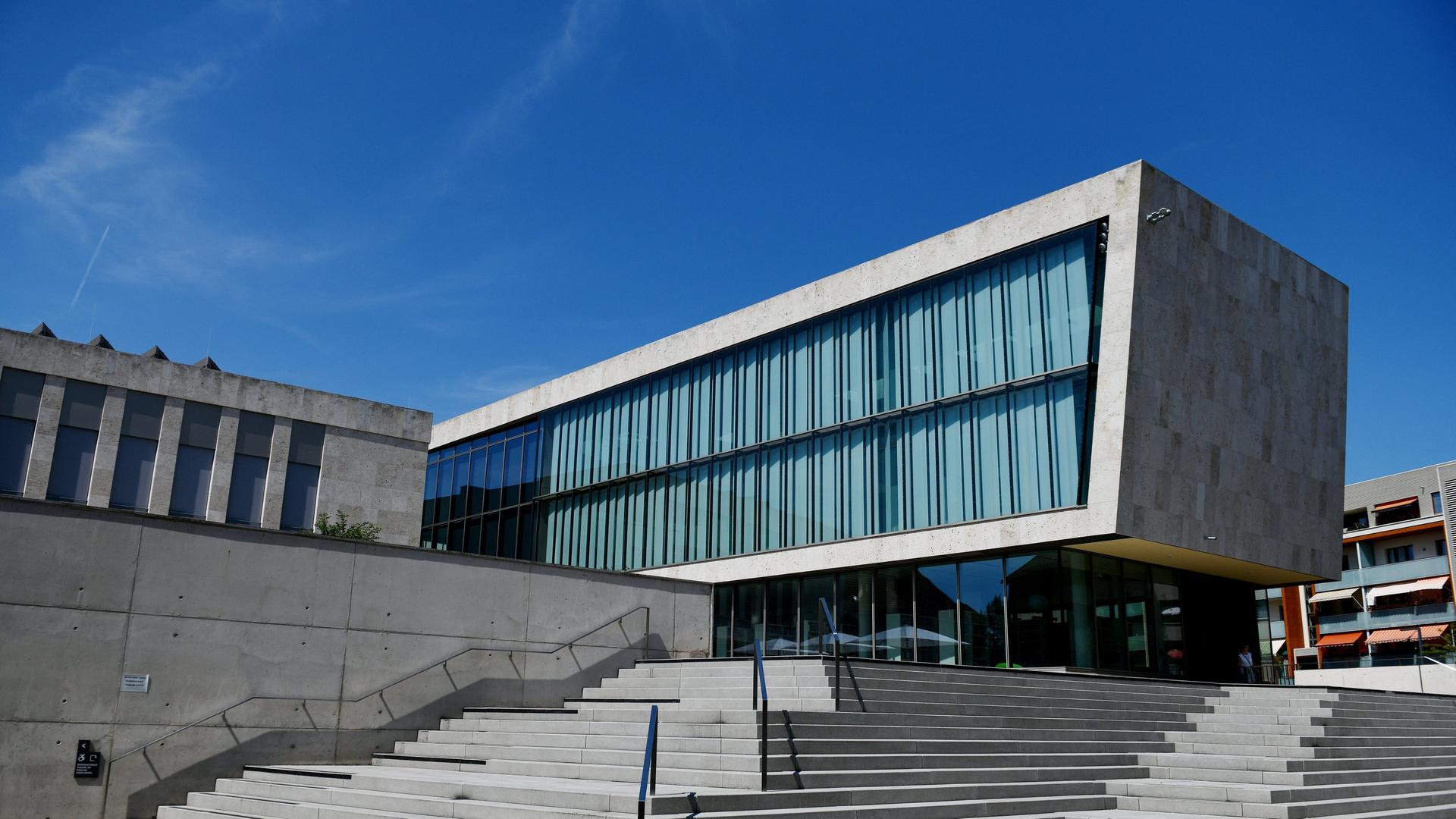 Die moderne Architektur von Bürgerhaus und Stadtbibliothek "Rudolf Hagelstange" in der Innenstadt von Nordhausen. Das Gebäude ist ein Beton-Quader mit einer großen Fensterfront.