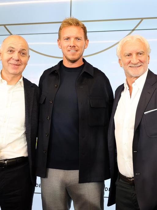Der neue Bundestrainer Julian Nagelsmann (Mitte) steht neben DFB-Präsident Bernd Neuendorf (links) und DFB-Sportdirektor Rudi Völler.