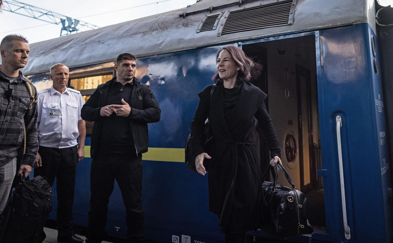 Ukraine, Kiew: Annalena Baerbock (Bündnis 90/Die Grünen), Bundesaußenministerin, trifft mit dem Zug zu einem geheim gehaltenen Besuch in der ukrainischen Hauptstadt ein. 