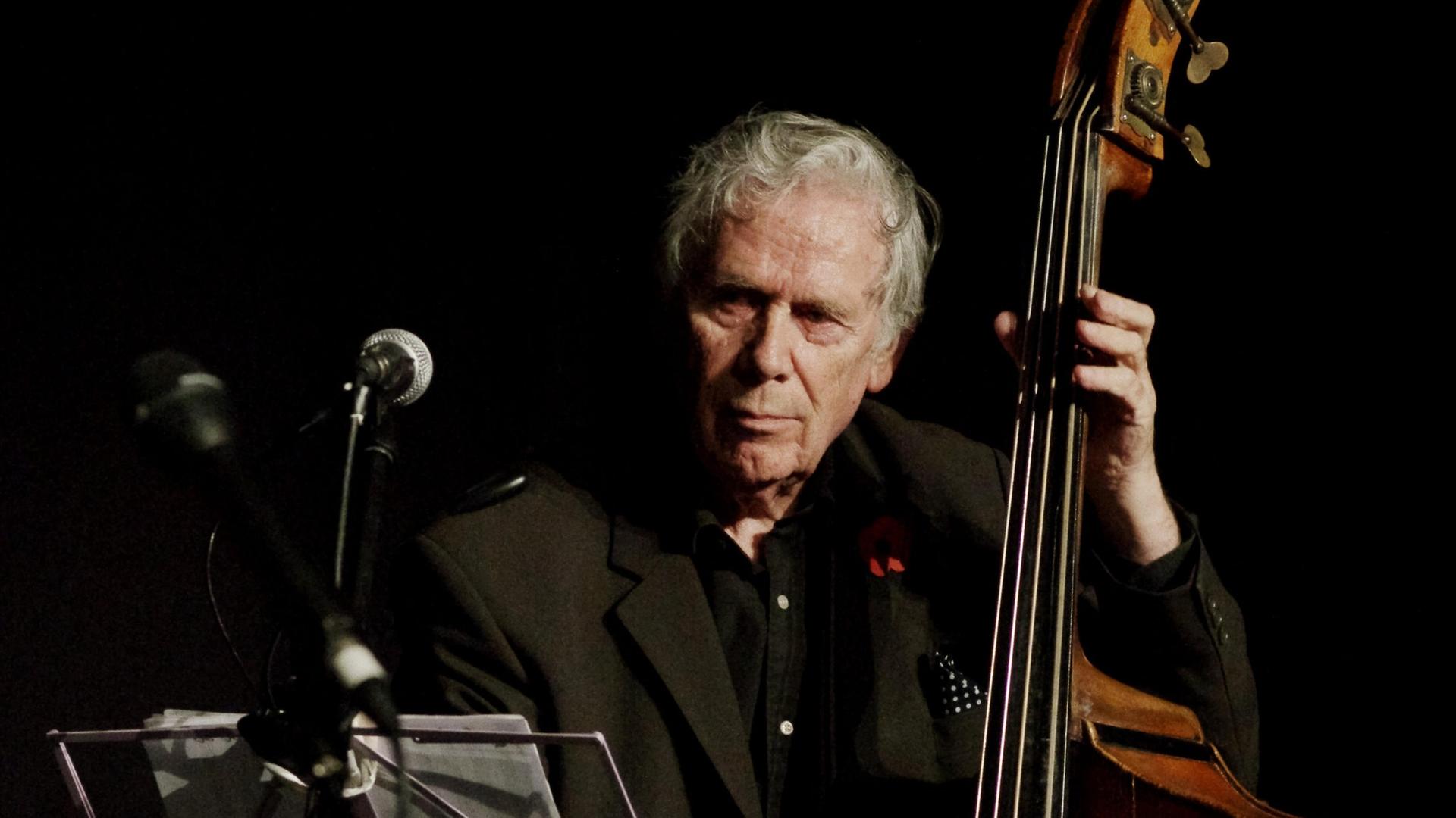 Herbie Flowers bei einem Konzert am Bass Herbie Flowers bei einem Konzert am Bass