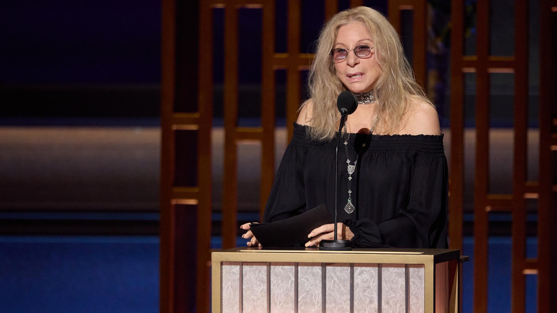 US-Sängerin Barbra Streisand steht bei den Oscars im März 2026 auf der Bühne an einem Rednerpult