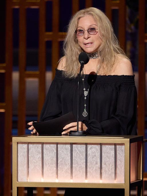 US-Sängerin Barbra Streisand steht bei den Oscars im März 2026 auf der Bühne an einem Rednerpult US-Sängerin Barbra Streisand steht bei den Oscars im März 2026 auf der Bühne an einem Rednerpult