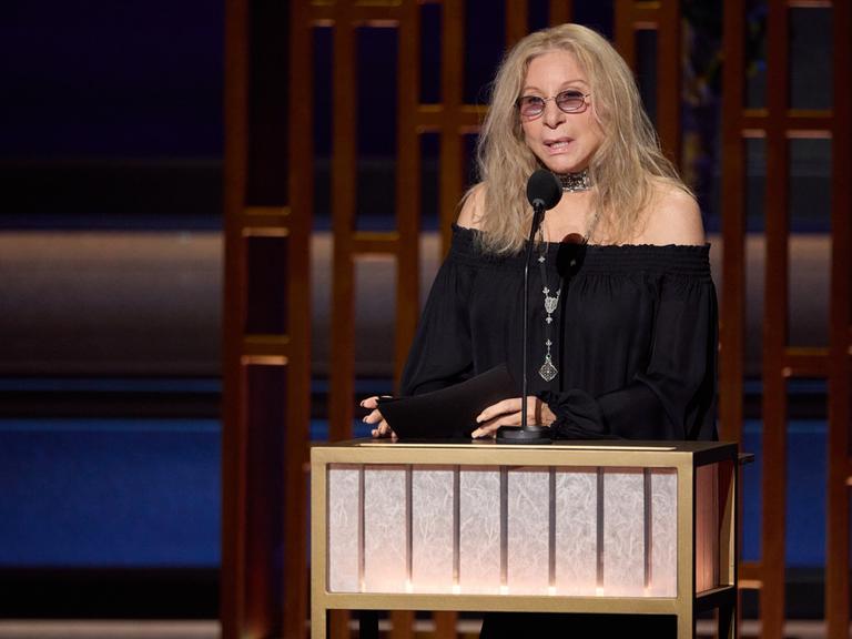 US-Sängerin Barbra Streisand steht bei den Oscars im März 2026 auf der Bühne an einem Rednerpult US-Sängerin Barbra Streisand steht bei den Oscars im März 2026 auf der Bühne an einem Rednerpult