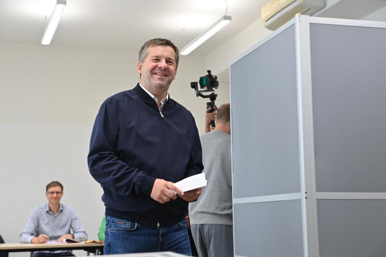 Ministerpräsident Schulze (CDU) bei der Stimmabgabe zur Wahl des Landtags in Sachsen-Anhalt. Er steht in einem Wahllokal und hat den Stimmzettel in der Hand.