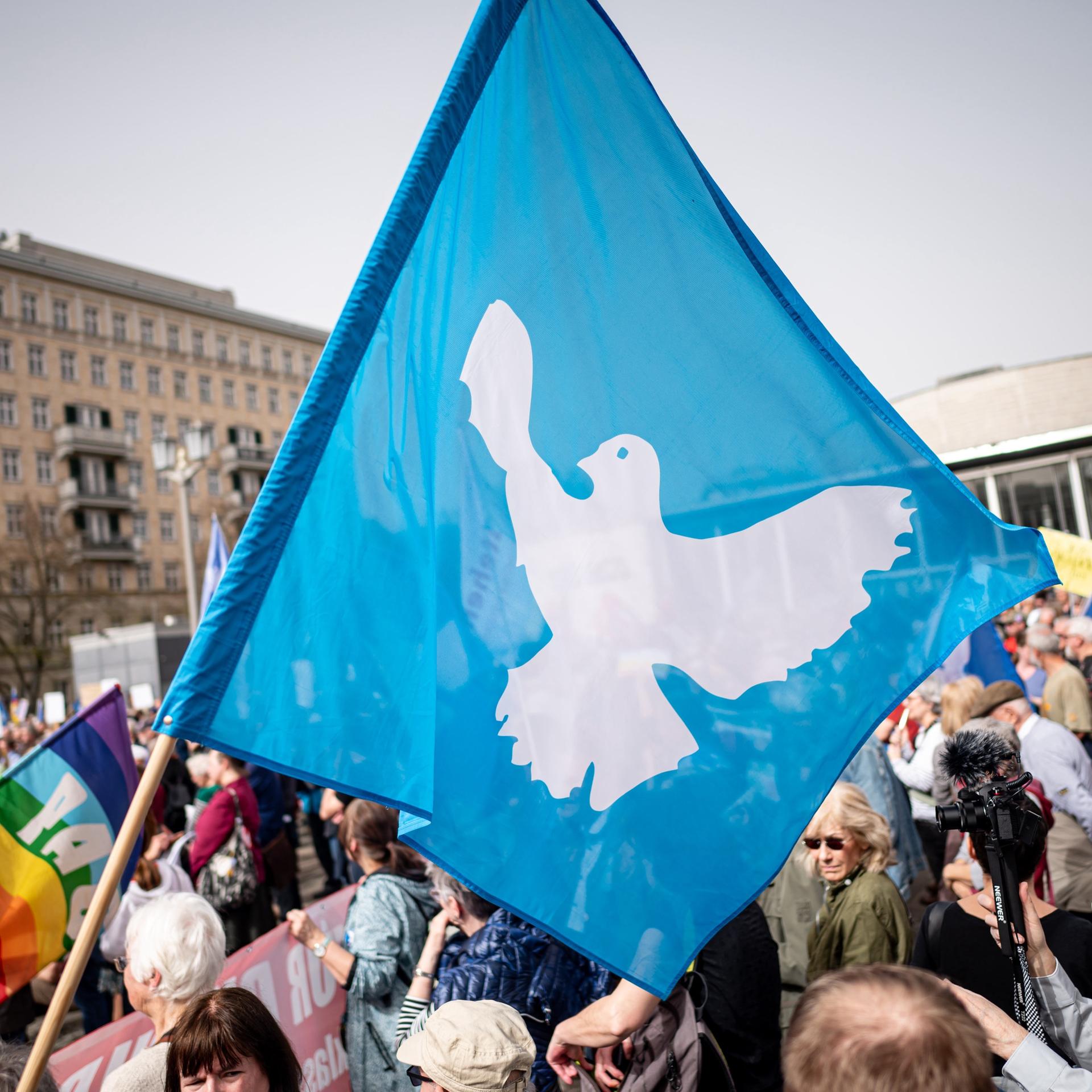 Eine Flagge mit der Friedenstaube auf dem traditionellen Ostermarsch