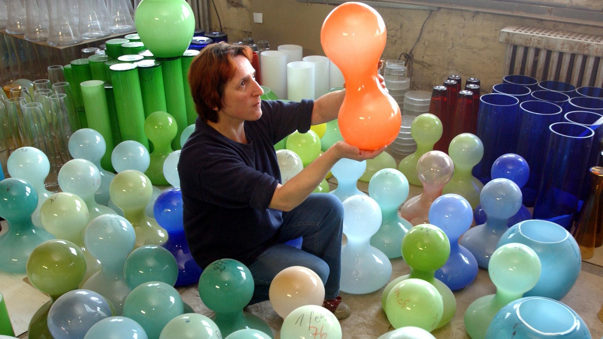 Derenburg (Sachsen-Anhalt): Die Glasschleiferin Silvia Jeschke kontrolliert in der Staatlichen Glasmanufaktur Harzkristall in Derenburg (Landkreis Wernigerode) fertige Lampenschirme. Zum Profil des Unternehmens gehören neben originellen Gläsern in materialgerechter, klarer Formsprache auch moderne Lampen in vielen Farben. Bei der Anwendung der traditionellen Technologie der Glasfertigung lassen sich die Glasmacher auch von Besuchern über die Schulter schauen. Die Hütte war nach dem zweiten Weltkrieg aufgebaut worden und erarbeitete sich mit ihren hochwertigen kunsthandwerklichen Erzeugnissen einen guten Ruf. Die Produkte von "Harzkristall" werden in viele Länder der Welt exportiert.
