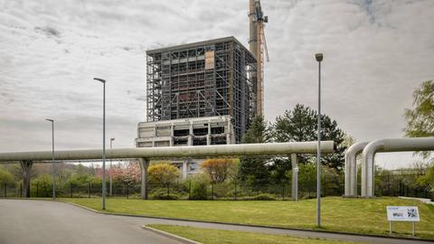 Ein Wärmekraftwerk bestehend aus Rohren und einem Gebäude