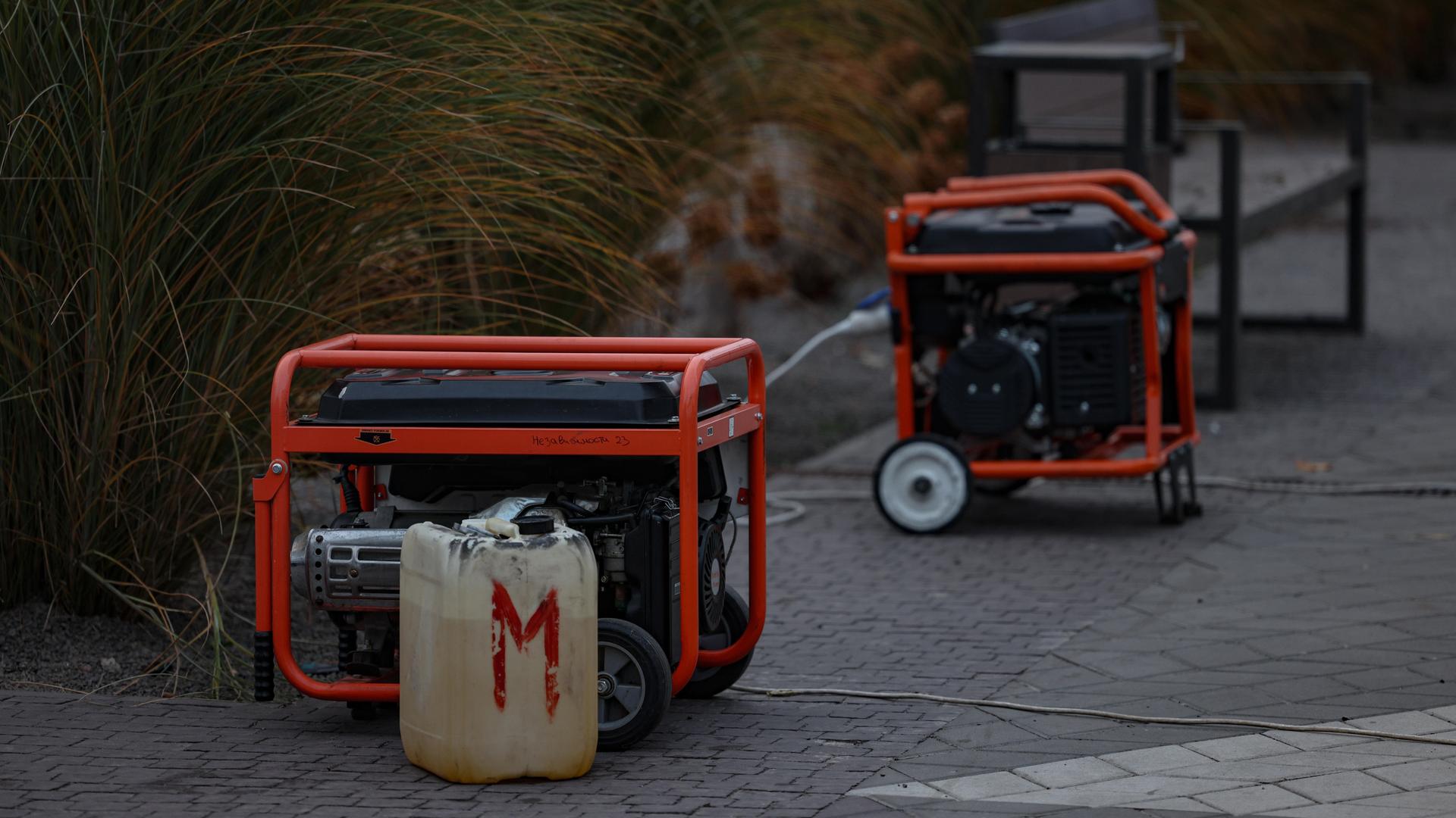 Zwei Generatoren, die Energie spenden können. 